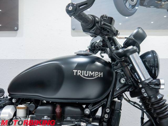 2020 Triumph BONNEVILLE 1200 BOBBER BLACK Photo #3
