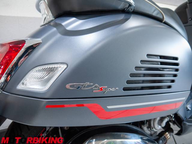 2021 Piaggio VESPA GTS 300 SUPERSPORT ABS Photo #2