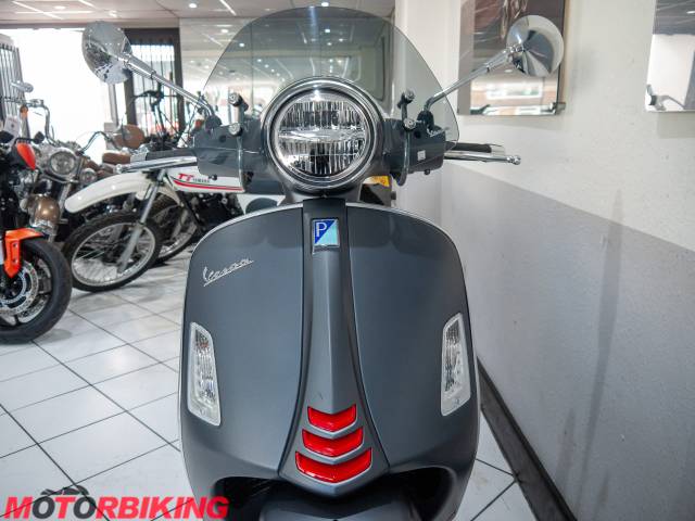 2021 Piaggio VESPA GTS 300 SUPERSPORT ABS Photo #4