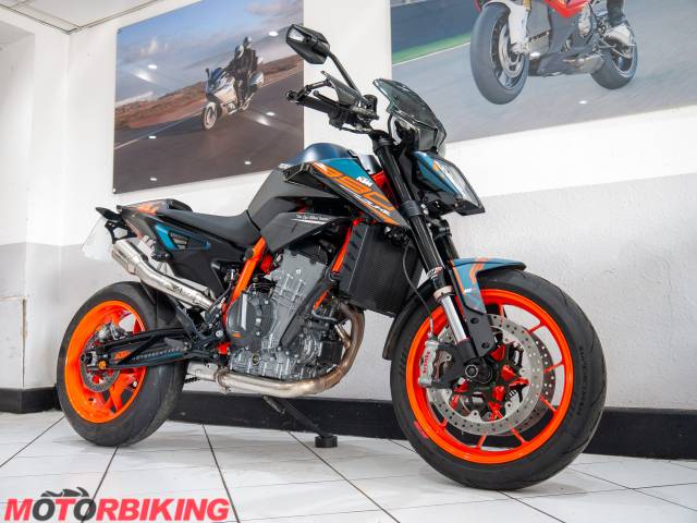 2022 KTM 890 DUKE  R Photo #2
