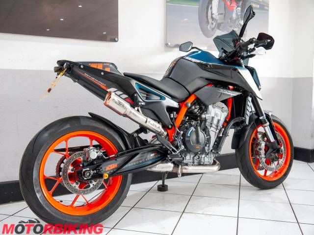 2022 KTM 890 DUKE  R Photo #3