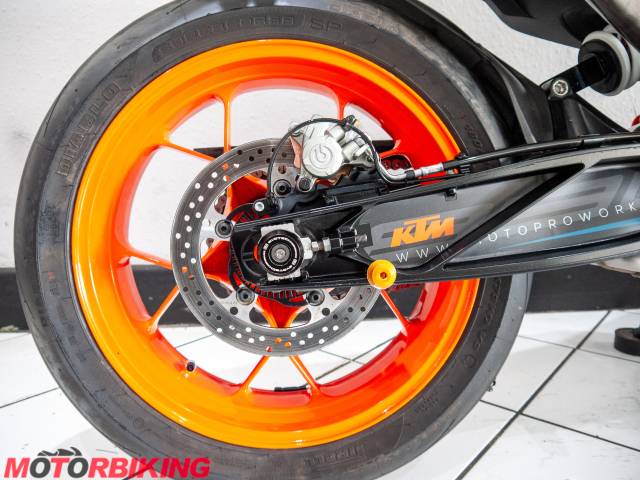 2022 KTM 890 DUKE  R Photo #5
