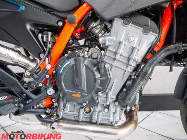 2022 KTM 890 DUKE  R Photo #6