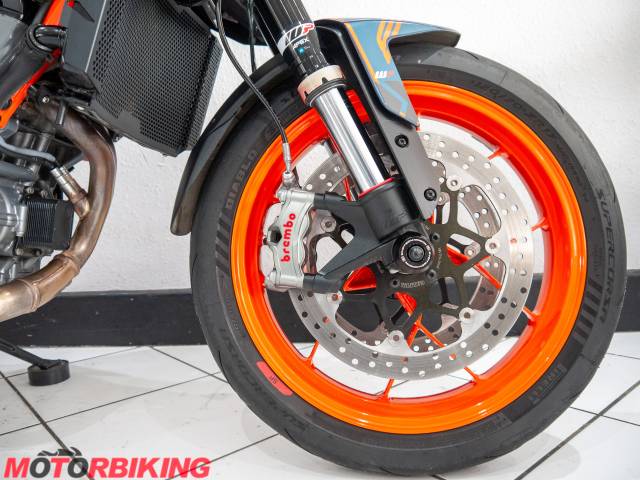 2022 KTM 890 DUKE  R Photo #8