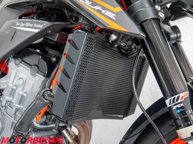 2022 KTM 890 DUKE  R Photo #9