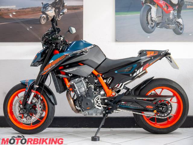 2022 KTM 890 DUKE  R Photo #13