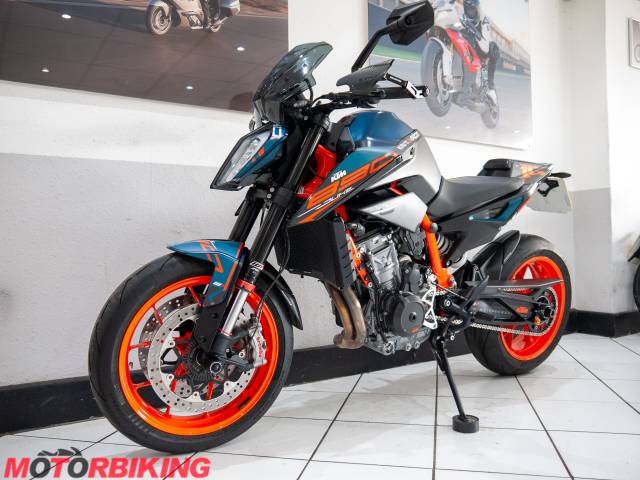 2022 KTM 890 DUKE  R Photo #14