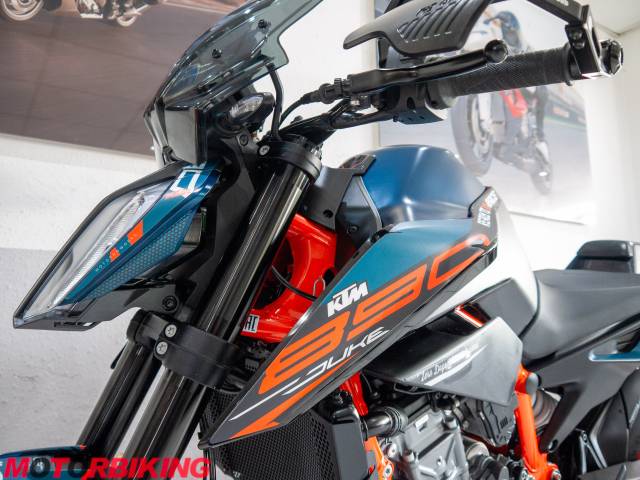 2022 KTM 890 DUKE  R Photo #15