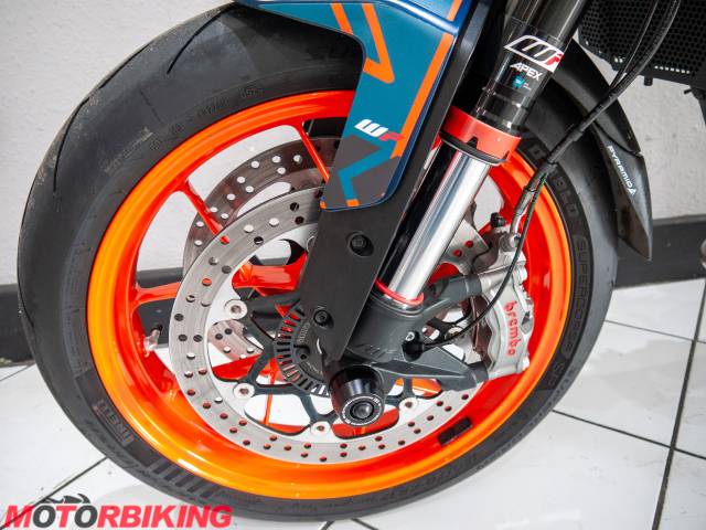 2022 KTM 890 DUKE  R Photo #16