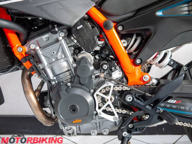 2022 KTM 890 DUKE  R Photo #17