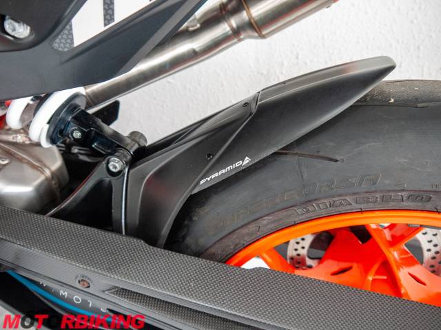 2022 KTM 890 DUKE  R Photo #20
