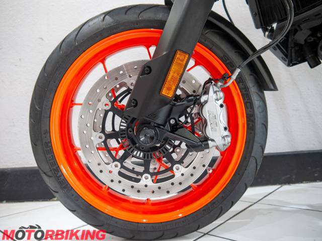2023 KTM 890 SMT Photo #18