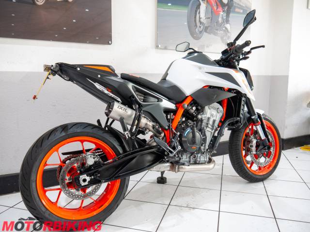 2021 KTM 890 DUKE R Photo #3