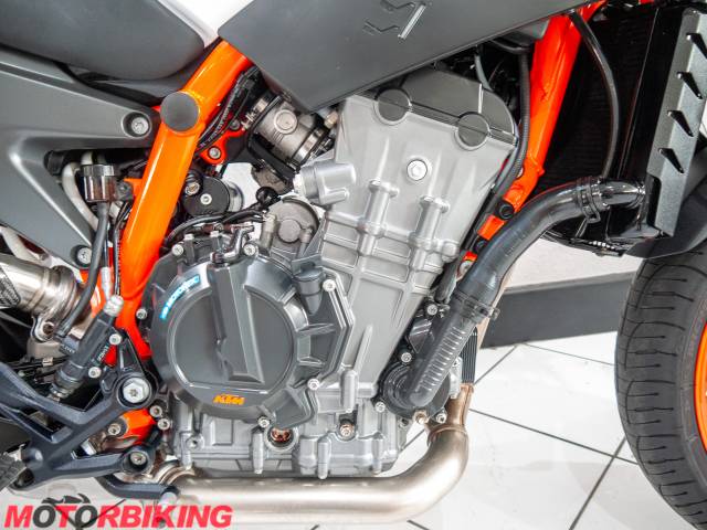 2021 KTM 890 DUKE R Photo #9