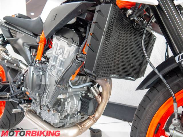 2021 KTM 890 DUKE R Photo #13