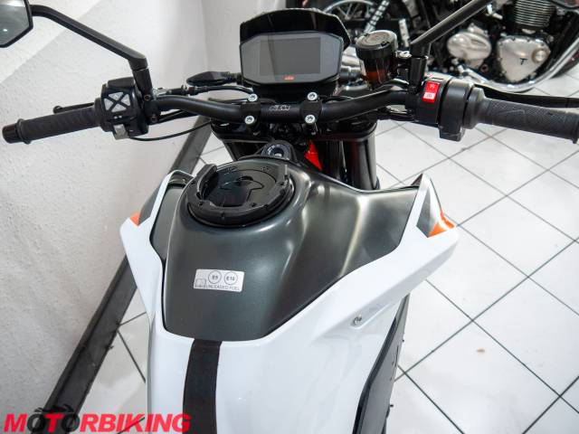 2021 KTM 890 DUKE R Photo #16