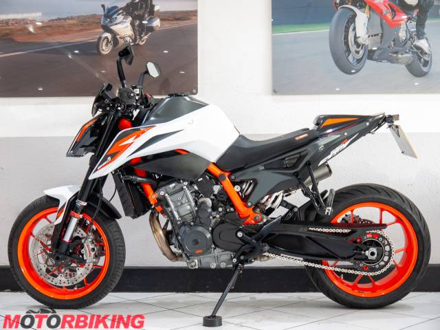 2021 KTM 890 DUKE R Photo #17