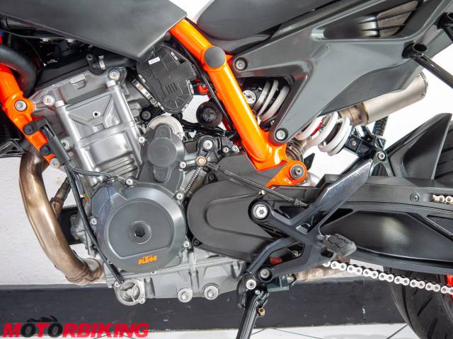 2021 KTM 890 DUKE R Photo #21