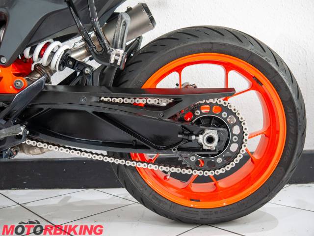 2021 KTM 890 DUKE R Photo #23