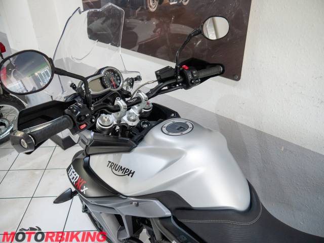 2017 Triumph TIGER 800 XCx Photo #24